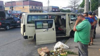 El rapidito chocó contra un poste después de colisionar con un vehículo pick up.