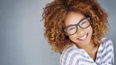 La limpieza dental debe hacerse diaria para mantener los dientes sanos y blancos.