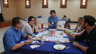 Los mipymes fueron asesorados sobre un plan de ahorro y salir de las deudas ayer en la CCIC. Foto: Melvin Cubas.