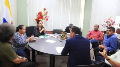 Momento en que representantes de la JDU notifican de la destitución a Isbela Orellana.