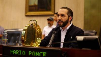 Bukele ocupó el lugar del presidente del Congreso al irrumpir en el salón azul de la asamblea acompañado de militares y policías./EFE.