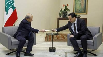 El primer ministro Hassan Diab entrega su carta de dimisión al presidente Michel Aoun./AFP.