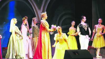 Los bailarines lucieron impresionantes atuendos.