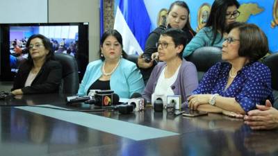 Momento en que las autoridades de Educación anunciaban la suspensión del concurso a nivel nacional.