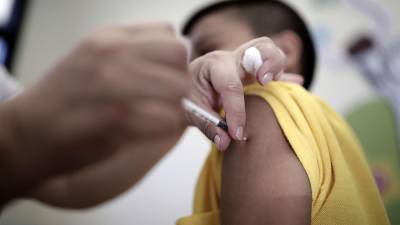 La OMS indica que la vacuna contra la viruela convencional es bastante eficaz contra esta variante. Imagen de archivo de una vacuna. EFE/Jeffrey Arguedas
