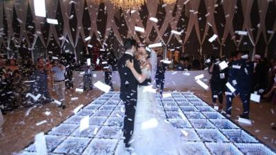 La pareja bailó la canción O tú o ninguna del cantante Luis Miguel.