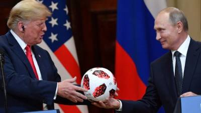 Putin le regaló el balón oficial del Mundial de Rusia a Trump durante la cumbre que ambos líderes sostuvieron en Helsinki./AFP.