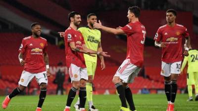 Bruno Fernandes fue felicitado por sus compañeros tras destacar en la victoria del Manchester United. Foto AFP