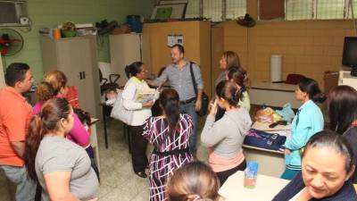 El director municipal de Educación explica a los padres las razones de la decisión tomada. Foto: Jorge Monzón