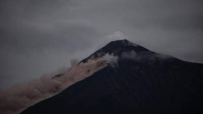 El volcán de Fuego produce hoy, viernes 8 de junio de 2018, un lahar sobre el lado afectado por la erupción del pasado domingo 3 de junio, visto desde Alotenango, Sacatepéquez (Guatemala). EFE