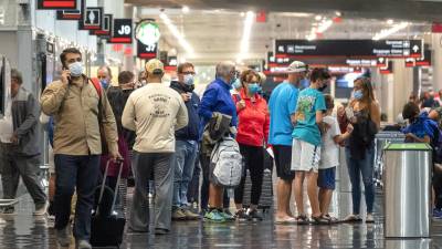Vista de pasajeros aguardando sus vuelos en el Aeropuerto Internacional de Miami, en una fotografía de archivo. EFE/Cristóbal Herrera