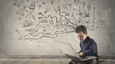 En Internet los niños se embarcan en un amplio mundo de contenidos. Hay que tener precaución de lo que los niños encuentran en la web. Foto: iStock.