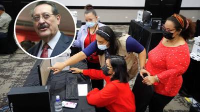 Un grupo de personas revisa las actas de votación, en el centro de divulgación del CNE en Tegucigalpa.