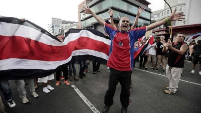 Cientos de personas se manifestaron ayer en Costa Rica con simbologías nazi para repudiar a migrantes nicaragüenses que huyen de la crisis en su país./EFE.