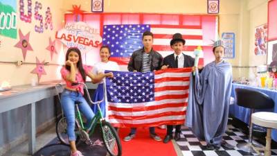 Los alumnos de II de comercio en el colorido 'stand' de Estados Unidos. Fotos: Franklyn Muñoz.