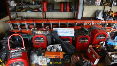 Muchos de los objetos que no son reclamados se venden a precios muy bajos.