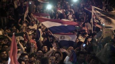 Las protestas en Paraguay iniciaron el pasado 31 de marzo después de que un grupo de 25 senadores aprobaran un proyecto de enmienda constitucional que permite la reelección presidencial.Foto:AFP.