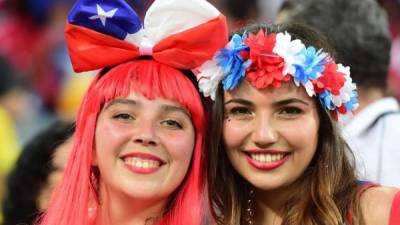 Las guapas fanáticas chilenas.