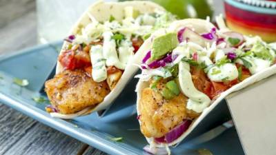 Bañarlos con salsa picante y limón y servir inmediatamente.