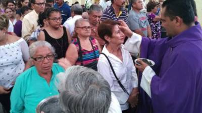 Los católicos asistieron muy temprano a la iglesia para celebrar el miércoles de ceniza.