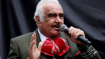 El cantante mexicano Vicente Fernández sigue hospitalizado.