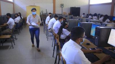 El instituto José Trinidad Reyes de San Pedro Sula ya estaba en clases presenciales. Fotos Moisés Valenzuela.