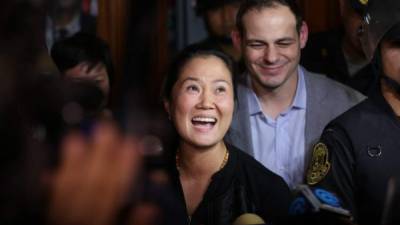 Keiko Fujimori salió del tribunal acompañada por su esposo, Mark Vito./AFP.
