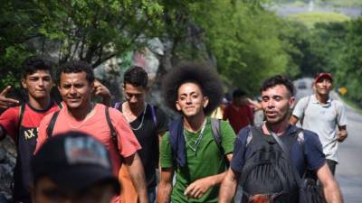 La caravana de migrantes reanudó su marcha desde el sur de México rumbo a la capital del país con el objetivo de llegar a Estados Unidos, pese a las amenazas de Donald Trump de enviar 5,200 militares a la frontera para impedir su avance.