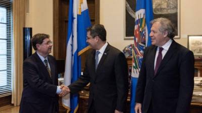 El presidente de Honduras, Juan Orlando Hernández, saluda al nuevo vocero de la Maccih, Luiz Antonio Marrey Guimaraes.