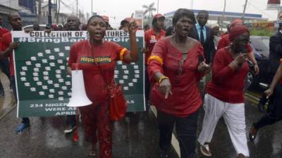 Las manifestaciones en Lagos, Nigeria continúan pidiendo por la liberación de las menores secuestradas.