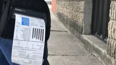 Fotografía de referencia que muestra una factura de energía eléctrica.