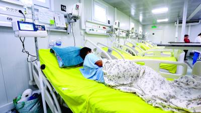 <b>Un adolescente es hospitalizado por dengue en el hospital móvil del Mario Rivas. Foto: Moisés Valenzuela.</b>