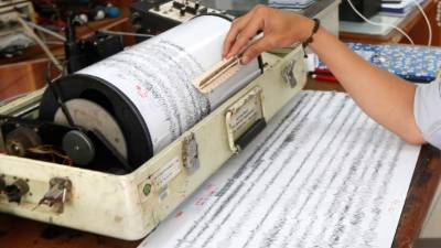 Un funcionario observa un sismógrafo. EFE/Archivo