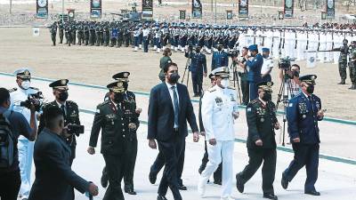 Los nuevos mandos militares junto al ministro de Defensa, José Manuel Zelaya Rosales.