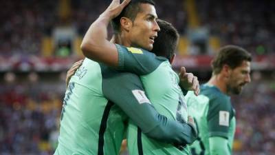 RSS27 MOSCÚ (RUSIA), 21/06/2017.- El delantero portugués Cristiano Ronaldo (i) celebra junto a sus compañeros el 1-0 ante Rusia durante un encuentro perteneciente a la Copa Confederaciones 2017, en el Spartak Stadium de Moscú, (Rusia), hoy, 21 de junio de 2017. EFE/Mario Cruz