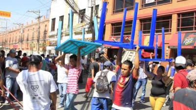 Un grupo de vendedores del Sindicato de Vendedores Libres de Mercados Estacionarios y Similares colocaron en la tercera avenida mesas y parrillas con sus ventas en señal de protesta.