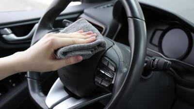 Los resultados de su estudio revelaron que “los conductores deberían limpiar el interior de sus coches con más frecuencia, ya que es probable que hoy en día se descubran bacterias nocivas en la mayoría de los coches que circulan por la carretera”.