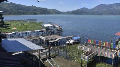 Muelles en el Lago de Yojoa | Fotografía de archivo