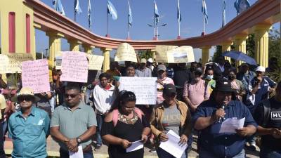 Representantes de las Redes de Emergencia del Valle de Sula se reunieron ayer para alzar su voz en la Plaza del Obrero. Fotos: Héctor Edú y Franklyn Muñoz