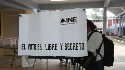 Un hombre vota en la consulta popular sobre la revocación de mandato en Ciudad de México (México).