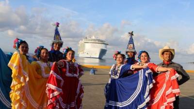 Un cuadro de danza hondureño espera la llegada del crucero Allure of the Seas.