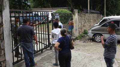 Familiares y amigos de los dos hombres asesinados llegaron a Medicina Forense a reclamar los cuerpos y trasladarlos a Puerto Cortés.
