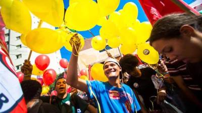 Un grupo de manifestantes participan en las protestas contra el Mundial de fútbol Brasil 2014 registrada en Sao Paulo y Río de Janeiro (Brasil). EFE