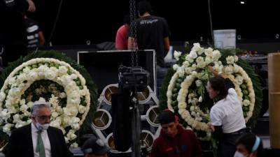 Coronas de flores en el interior del rancho los 3 Potrillos donde será el funeral del cantante mexicano Vicente Fernández- EFE