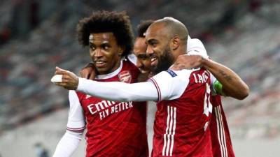 Willian, Lacazzette y Aubameyang, que anotó doblete, encaminaron la victoria londinense ante los lusos.