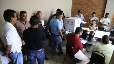 Los empleados de la Dirección General de Transporte en Tegucigalpa recibieron ayer el sobre blanco, el cual hace efectivo la salida de la institución. Foto: Andro Rodríguez.