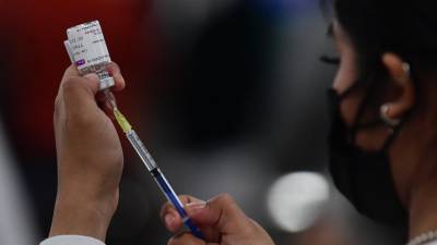 La investigación sugiere que una dosis de refuerzo de las vacunas de ARN o de la china Sinovac puede aumentar la protección ante ómicron.