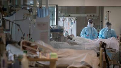 Personal médico atiende a pacientes con coronavirus en Madrid. Foto: AFP