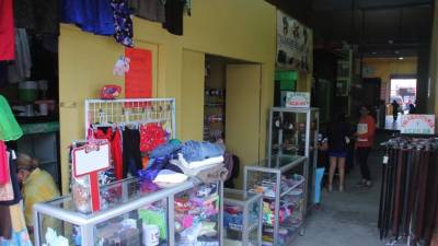 Diversos productos se ofrecen en la plaza.