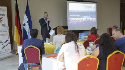 Empresarios y representantes del turismo durante la reunión con personeros de la embajada Alemana. Foto: M. Cubas.
